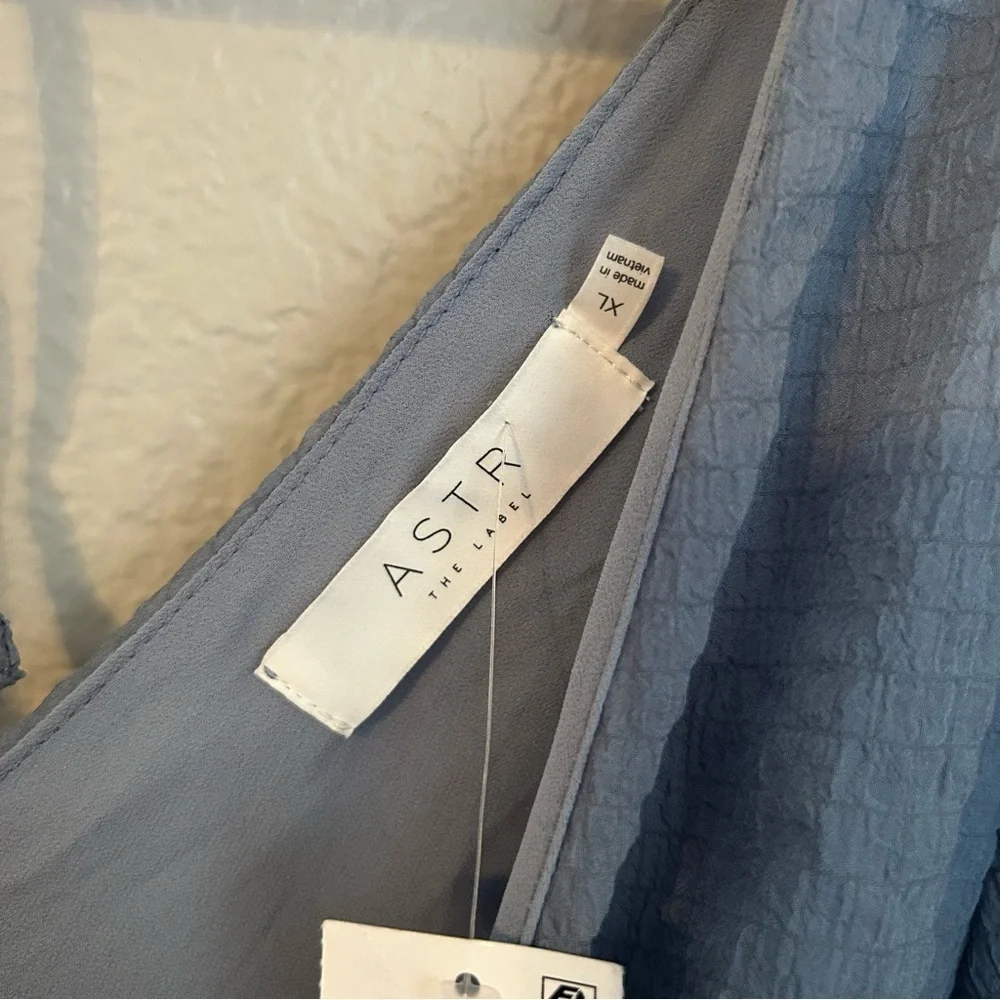 NWT, ASTR The Label Textured Tie Back Puff Sleeve V-Neck Cropped Blue Blouse, XL